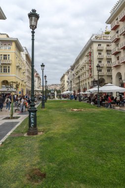 Thessaloniki, Yunanistan - 30 Eylül 2017: Selanik, Yunanistan'ın şehir merkezinde Aristotelous Meydanı'nda yürüyüş insanlar