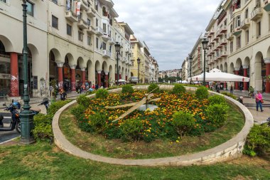 Thessaloniki, Yunanistan - 30 Eylül 2017: Selanik, Yunanistan'ın şehir merkezinde Aristotelous Meydanı'nda yürüyüş insanlar