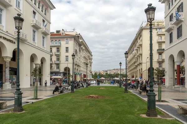 Thessaloniki, Görögország - 2017. szeptember 30.: Emberek séta a Aristotelous Square Városközpont, Thessaloniki, Görögország — Stock Fotó