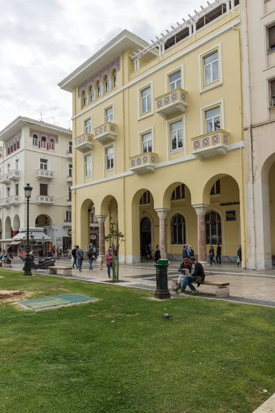 Θεσσαλονίκη, Ελλάδα - 30 Σεπτεμβρίου 2017: Άνθρωποι με τα πόδια στην πλατεία Αριστοτέλους, στο κέντρο της πόλης της Θεσσαλονίκης, Ελλάδα — Φωτογραφία Αρχείου