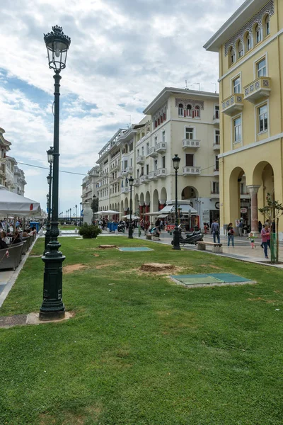 Thessaloniki, Griekenland - 30 September 2017: Mensen lopen op het Aristotelous plein in het centrum van de stad van Thessaloniki, Griekenland — Stockfoto