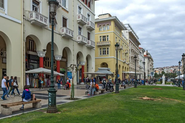 Θεσσαλονίκη, Ελλάδα - 30 Σεπτεμβρίου 2017: Άνθρωποι με τα πόδια στην πλατεία Αριστοτέλους, στο κέντρο της πόλης της Θεσσαλονίκης, Ελλάδα — Φωτογραφία Αρχείου