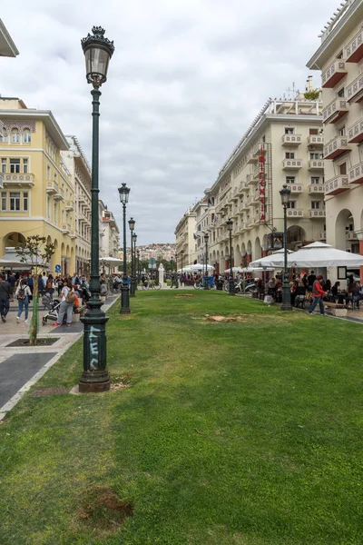 Thessaloniki, Görögország - 2017. szeptember 30.: Emberek séta a Aristotelous Square Városközpont, Thessaloniki, Görögország — Stock Fotó