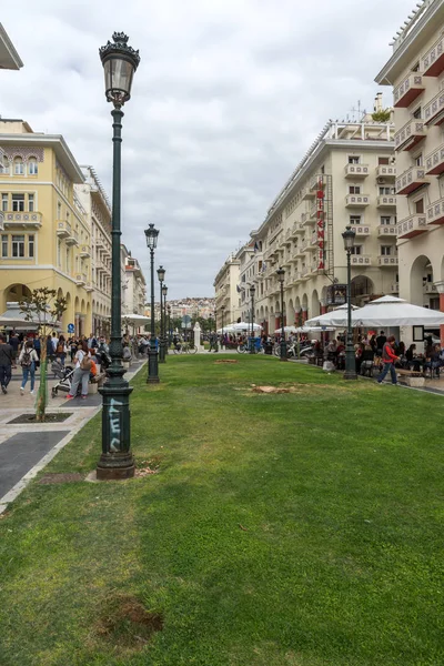 THESSALONIKI, GRECIA - 30 DE SEPTIEMBRE DE 2017: Gente caminando en la Plaza Aristóteles en el centro de la ciudad de Tesalónica, Grecia — Foto de Stock