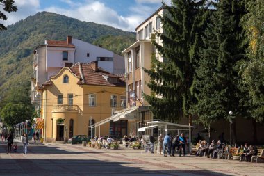 Etropole, Bulgaristan - 21 Eylül 2013: Panoramik şehir Etropole, Bulgaristan