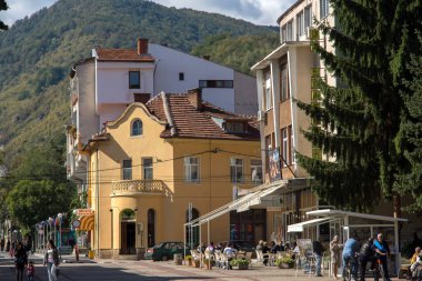 Etropole, Bulgaristan - 21 Eylül 2013: Panoramik şehir Etropole, Bulgaristan