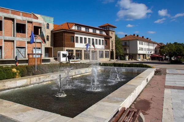 Etropole, Bulgaristan - 21 Eylül 2013: Panoramik şehir Etropole, Bulgaristan