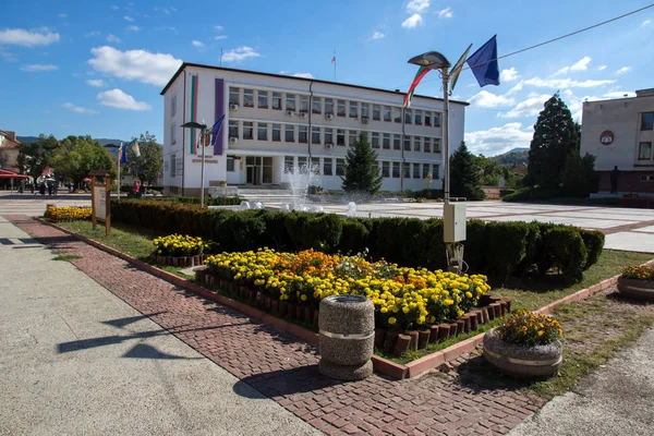 ETROPOLE, BULGÁRIA - SETEMBRO 21, 2013: Vista panorâmica da cidade de Etropole, Bulgária — Fotografia de Stock