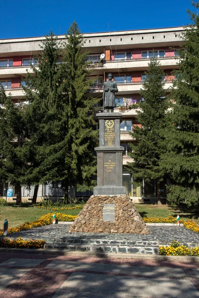 ETROPOLE, BULGÁRIA - SETEMBRO 21, 2013: Vista panorâmica da cidade de Etropole, Bulgária — Fotografia de Stock