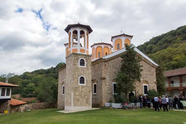Etropole 修道院, 保加利亚-2013年9月21日: 保加利亚圣三一 Etropole 修道院 — 图库照片