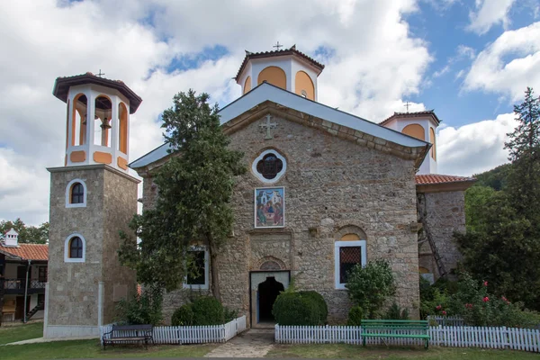 ETROPOLE MONASTERY, BULGÁRIA - 21 DE SETEMBRO DE 2013: O Mosteiro de Etropole da Santíssima Trindade, Bulgária — Fotografia de Stock