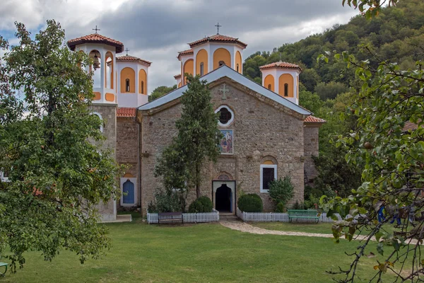 Etropole 修道院, 保加利亚-2013年9月21日: 保加利亚圣三一 Etropole 修道院 — 图库照片