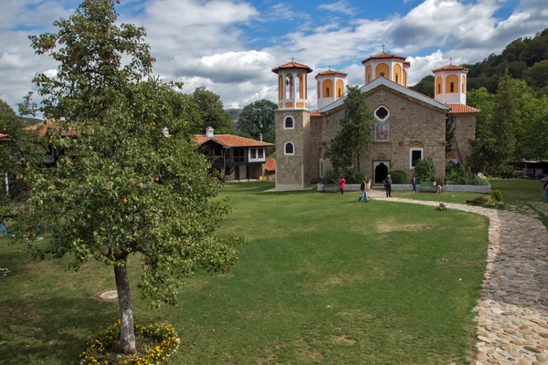 ETROPOLE MONASTERY, BULGARIA - 21 сентября 2013 г.: Етропольский монастырь Святой Троицы, Болгария — стоковое фото