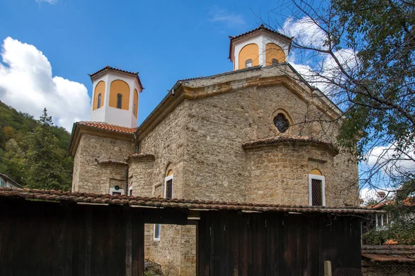 MONASTERIO ETROPOLE, BULGARIA - 21 DE SEPTIEMBRE DE 2013: El Monasterio Etropolo de la Santísima Trinidad, Bulgaria — Foto de Stock