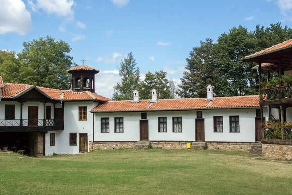 Etropole klooster, Bulgarije - 21 September 2013: Het Etropole klooster van de Heilige Drievuldigheid, Bulgarije — Stockfoto
