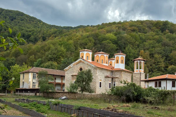 ETROPOLE MONASTERY, BULGÁRIA - 21 DE SETEMBRO DE 2013: O Mosteiro de Etropole da Santíssima Trindade, Bulgária — Fotografia de Stock