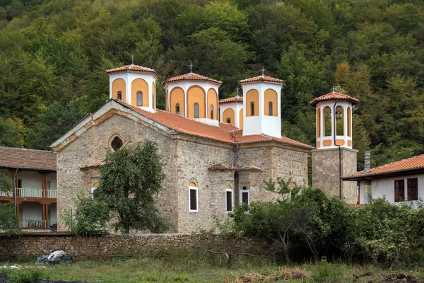 MONASTERIE ETROPOLE, BULGARIE - 21 SEPTEMBRE 2013 : Le monastère de l'Etropole de la Sainte Trinité, Bulgarie — Photo