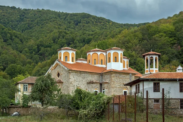 MONASTERIO ETROPOLE, BULGARIA - 21 DE SEPTIEMBRE DE 2013: El Monasterio Etropolo de la Santísima Trinidad, Bulgaria —  Fotos de Stock