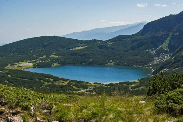 Paisagem incrível do lago inferior, os sete lagos de Rila — Fotografia de Stock