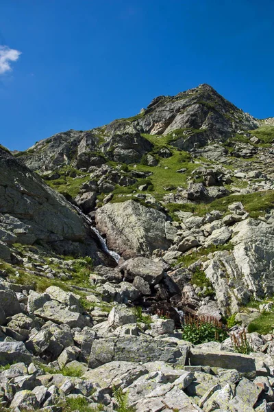 Lanskap dengan sungai di dekat Tujuh Danau Rila di Rila Mountan — Stok Foto