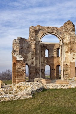 Kırmızı geç Roma (Erken Bizans) kısmen korunmuş Kilisesi - büyük Hıristiyan Bazilikası yakınındaki şehir Perushtitsa, Bulgaristan