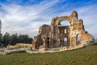 Kırmızı geç Roma (Erken Bizans) kısmen korunmuş Kilisesi - büyük Hıristiyan Bazilikası yakınındaki şehir Perushtitsa, Bulgaristan