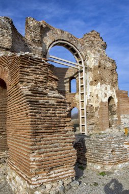 Kırmızı geç Roma (Erken Bizans) kısmen korunmuş Kilisesi - büyük Hıristiyan Bazilikası yakınındaki şehir Perushtitsa, Bulgaristan