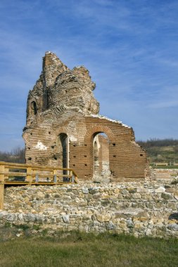Kırmızı geç Roma (Erken Bizans) kısmen korunmuş Kilisesi - büyük Hıristiyan Bazilikası yakınındaki şehir Perushtitsa, Bulgaristan