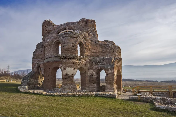 Kırmızı geç Roma (Erken Bizans) kısmen korunmuş Kilisesi - büyük Hıristiyan Bazilikası yakınındaki şehir Perushtitsa, Bulgaristan