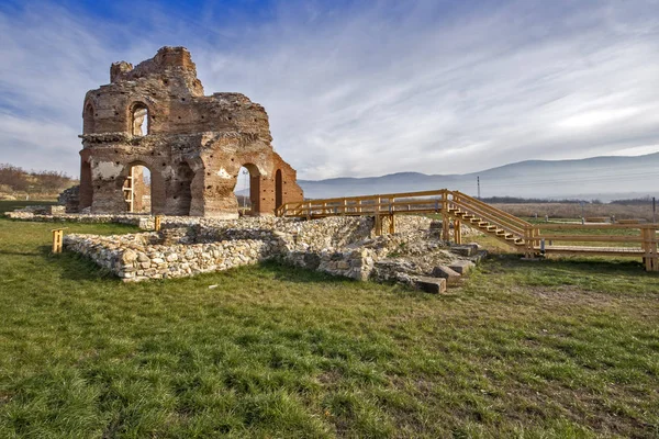 Red Church - large partially preserved late Roman (early Byzantine) Christian basilica near town of Perushtitsa, Bulgaria — Stock Photo, Image