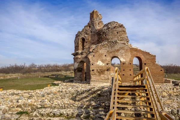Iglesia Roja - gran basílica cristiana conservada parcialmente tardía romana (bizantina temprana) cerca de la ciudad de Perushtitsa, Bulgaria —  Fotos de Stock