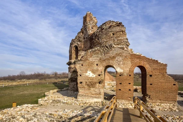 Kırmızı geç Roma (Erken Bizans) kısmen korunmuş Kilisesi - büyük Hıristiyan Bazilikası yakınındaki şehir Perushtitsa, Bulgaristan