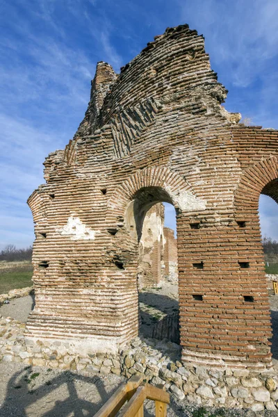 Kırmızı geç Roma (Erken Bizans) kısmen korunmuş Kilisesi - büyük Hıristiyan Bazilikası yakınındaki şehir Perushtitsa, Bulgaristan