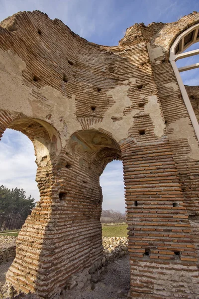 Kırmızı geç Roma (Erken Bizans) kısmen korunmuş Kilisesi - büyük Hıristiyan Bazilikası yakınındaki şehir Perushtitsa, Bulgaristan