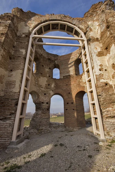 Kırmızı geç Roma (Erken Bizans) kısmen korunmuş Kilisesi - büyük Hıristiyan Bazilikası yakınındaki şehir Perushtitsa, Bulgaristan