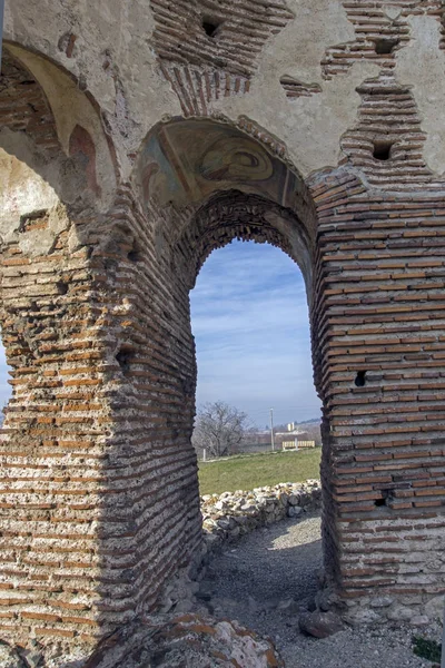 Kırmızı geç Roma (Erken Bizans) kısmen korunmuş Kilisesi - büyük Hıristiyan Bazilikası yakınındaki şehir Perushtitsa, Bulgaristan