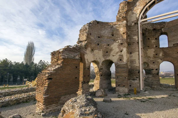 Kırmızı geç Roma (Erken Bizans) kısmen korunmuş Kilisesi - büyük Hıristiyan Bazilikası yakınındaki şehir Perushtitsa, Bulgaristan