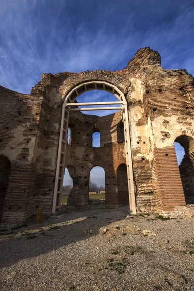 Kırmızı geç Roma (Erken Bizans) kısmen korunmuş Kilisesi - büyük Hıristiyan Bazilikası yakınındaki şehir Perushtitsa, Bulgaristan