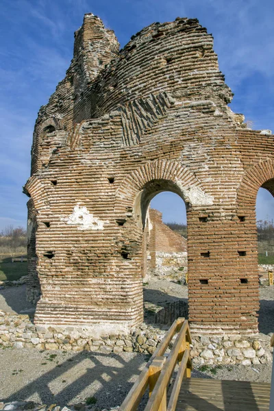 Kırmızı geç Roma (Erken Bizans) kısmen korunmuş Kilisesi - büyük Hıristiyan Bazilikası yakınındaki şehir Perushtitsa, Bulgaristan