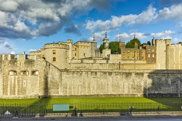 ЛОНДОН, Англия - 15 июня 2016 года: вид на исторический Тауэр Лондона, Англия — стоковое фото