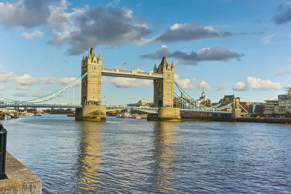 LONDRES, ANGLETERRE - 15 JUIN 2016 : Coucher de soleil sur Tower Bridge à Londres — Photo
