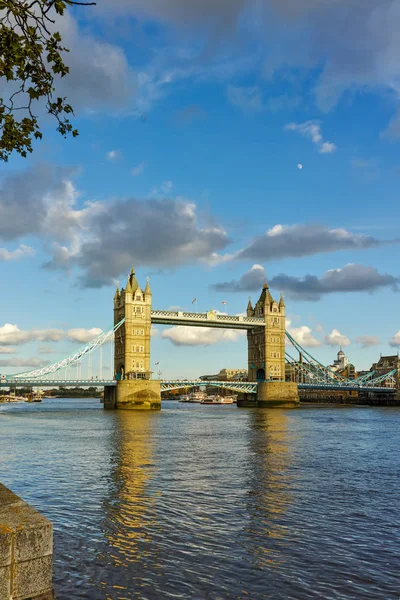 LONDON, ENGLAND - JUNE 15 2016: Sunset view of Tower Bridge in London — Stock Photo, Image