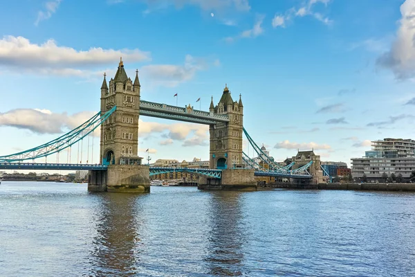 Londra - 15 Haziran 2016: Tower Bridge, Londra, İngiltere gün batımı görünümü — Stok fotoğraf