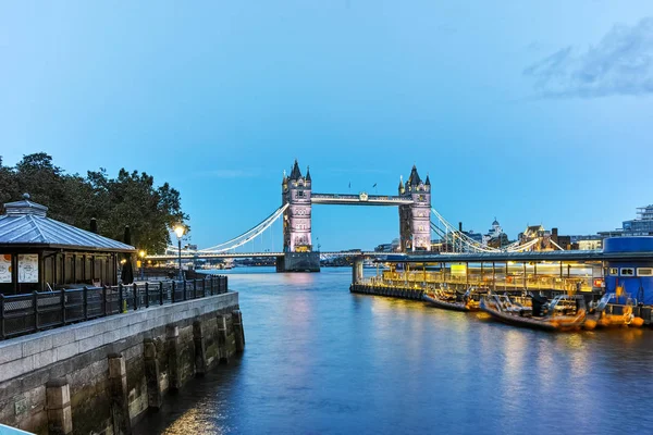 Londýn, Anglie - 15 června 2016: Pohled Sunset Tower Bridge v Londýně — Stock fotografie