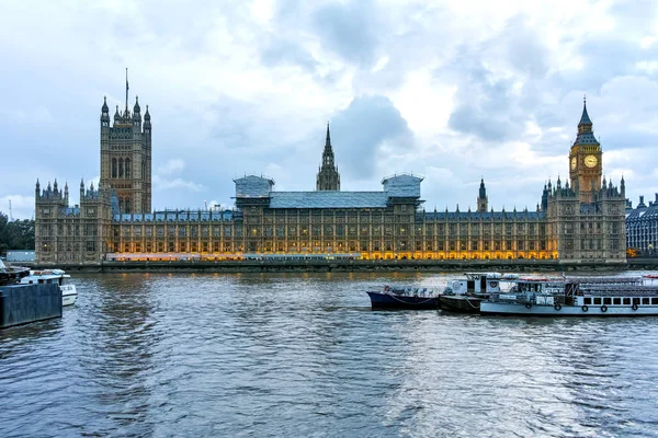 London, england - 16. juni 2016: häuser des parlaments mit großem ben von der Westminster bridge, london, england — Stockfoto