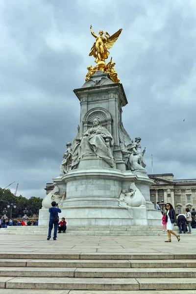 Λονδίνο, Αγγλία - Ιούνιος 17 2016: Queen Victoria μνημείο μπροστά από τα Ανάκτορα του Μπάκιγχαμ, Λονδίνο, Αγγλία — Φωτογραφία Αρχείου