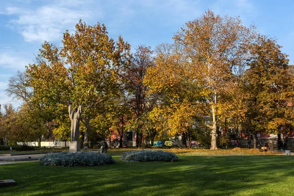 Sofia, Bulgarije - 7 November 2017: Herfst uitzicht op tuin St Kliment Ohridski in de stad van Sofia — Stockfoto