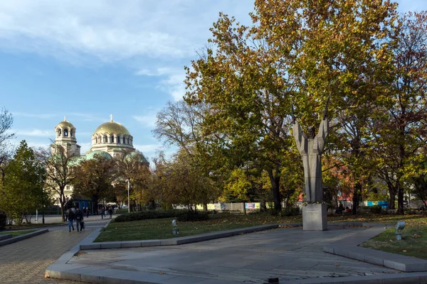 Sofia, Bulgaristan - 7 Kasım 2017: Sofya Katedrali Saint Alexander Nevski altın kubbeleri — Stok fotoğraf