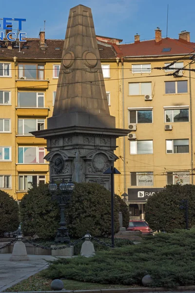 SOFIA, BULGÁRIA - NOVEMBRO 7, 2017: Vista do pôr-do-sol do Monumento Vasil Levski na cidade de Sofia — Fotografia de Stock