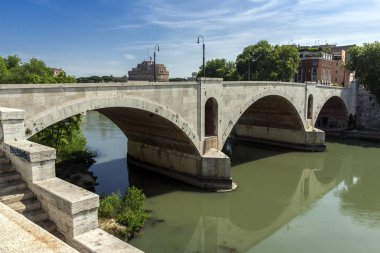 Rome, İtalya - 23 Haziran 2017: görünümü Ponte Principe Amadeo Savoia Aosta Roma ve Tiber Nehri şaşırtıcı